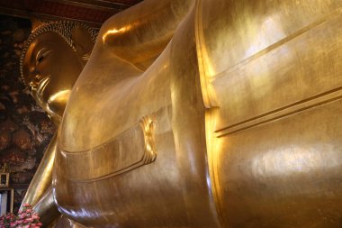 45 metre uzunluğunda, 15 metre yüksekliğinde uzanan Altın Buda, Wat Pho Tapınağı, Bangkok. Bangkok 'ta. Tayland. 