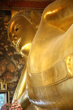 45 metre uzunluğunda, 15 metre yüksekliğinde uzanan Altın Buda, Wat Pho Tapınağı, Bangkok. Bangkok 'ta. Tayland. 