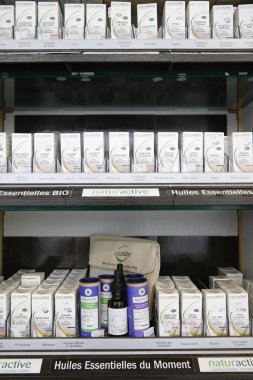 Eczanede. Gerekli yağlar. Sağlığa. Fransa. 