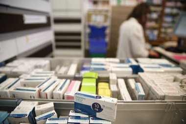 Eczanede. Uyku hapları. Genel ilaç: Zoplidem.