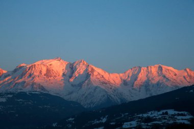 Fransız Alpleri. Mont Blanc kalabalığı. Avrupa 'nın en yüksek zirvesi Fransa. 