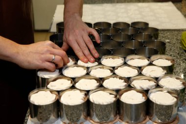 Bir restoranın mutfağı. Pasta şefi. Fransız gastronomisi. 