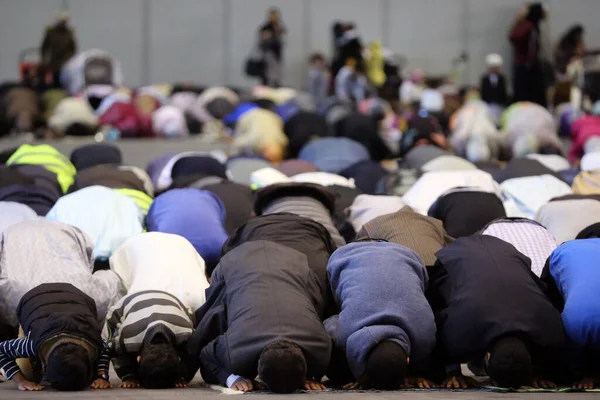 Kurban Bayramı olarak da bilinen Kurban Bayramı, dünya çapında her yıl Müslümanlar tarafından kutlanan iki dini bayramın ikincisi. Doğrusu İbrahim 'in, Allah' a teslim olmuş bir Müslüman olarak oğlunu kurban etmesi, İbrahim 'i onurlandırır..