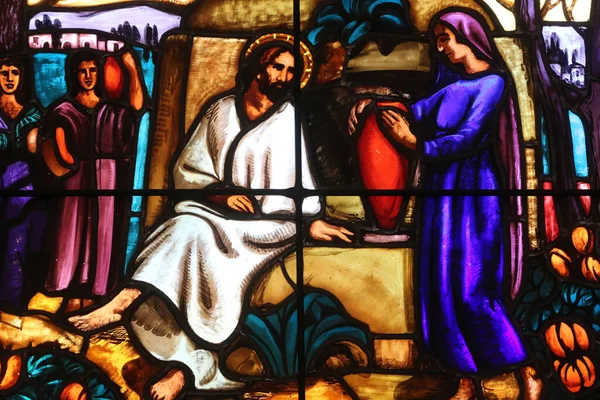 カルージュプロテスタント寺院 ステンドグラスの窓 ヨハネ4 イエスは答えて言われた もしあなたがたが アッラーの賜物を知りながら わたしに酒を飲ませなさい と言う者があれば あなたがたはそれを求めて 生計を立てていたであろう — ストック写真