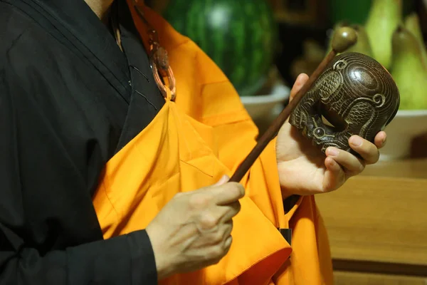Templo Guang Shan Cerimônia Budista Monge Jogando Peixe Madeira Instrumento — Fotografia de Stock
