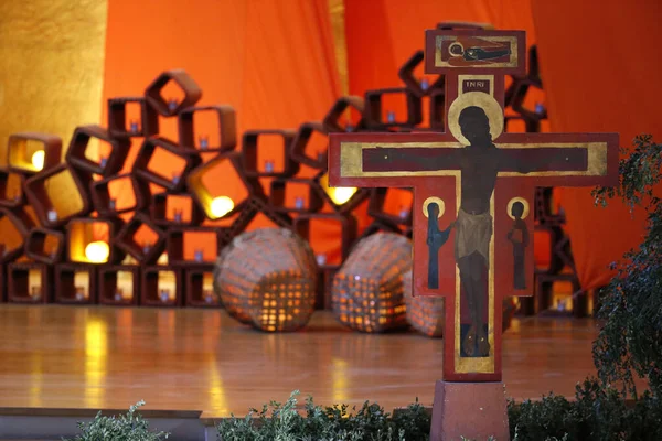Taize Topluluğu. Uzlaşma Kilisesi 'nden. Fransa. 