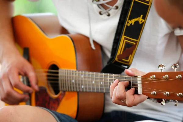 Wspólnota Taize Młody Chrześcijanin Grający Muzykę Muzyka Francja — Zdjęcie stockowe