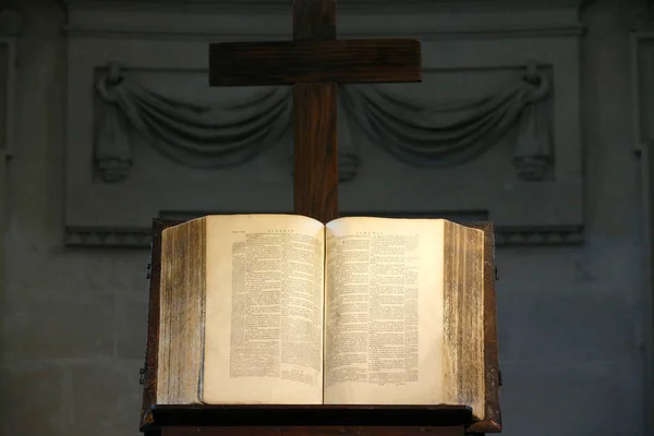 Une Vieille Bible Dans Temple Protestant France — Photo