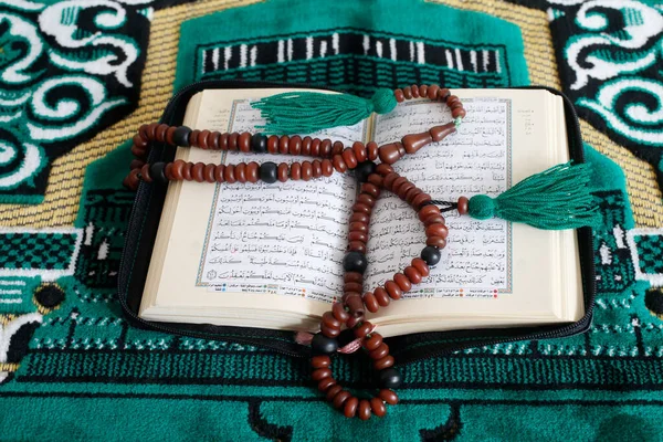 Qur Dan Tasbih Atas Tikar Doa Islam — Stok Foto
