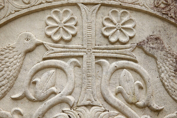 Монастырь Сент-Антуан-ле-Гранд-Фокс. Каменный крест с двумя птицами. 