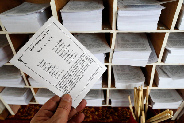 Буддийское гадание в храме. Буддийская религия. Франция. 