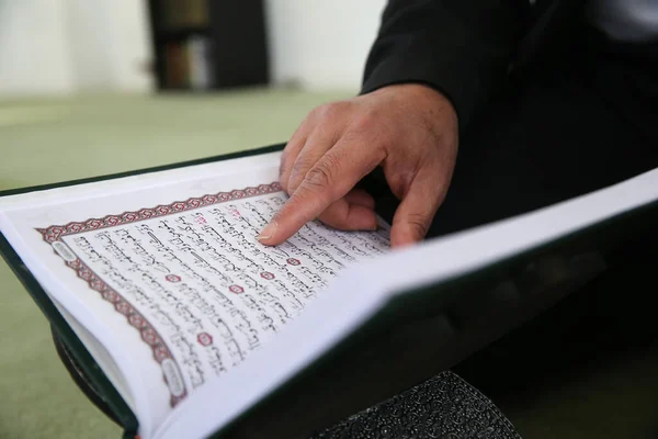 Man Reading Quran Mosque Bussy Saint Georges France — Stock Photo, Image