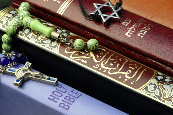 Hristiyanlık, İslam ve Yahudilik: üç tek tanrılı din. İncil, Kuran ve İncil. Dinlerarası semboller. Fransa.