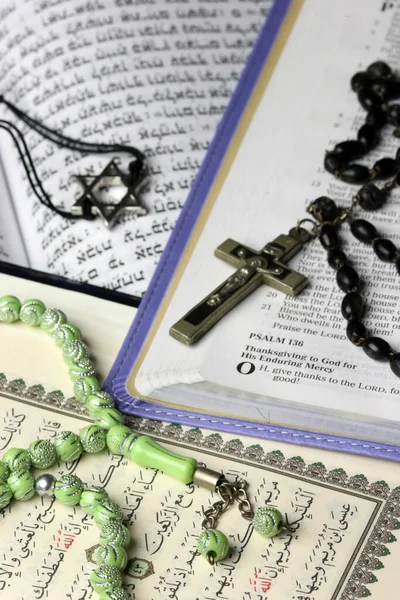 Kristendom Islam Och Judendom Monoteistiska Religioner Bibeln Koranen Och Bibeln — Stockfoto