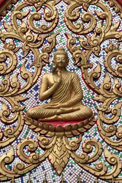 入口的门装饰着金质浮雕 传道佛 描绘了佛陀生命中的一个特殊时刻 即佛陀在达到启蒙运动后所作的第一个讲道 王荣Vang Vieng — 图库照片