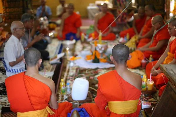 Wat Muang Simuong Tempio Buddista Monaci Buddisti Seduti Cantando Leggendo — Foto Stock