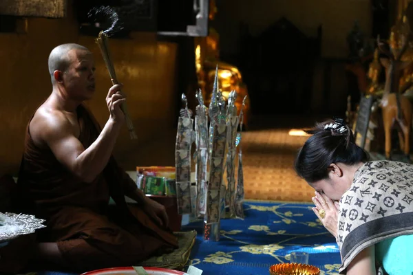 ワットシリコンムアン Simuong 仏教寺院 仏教の儀式 僧侶神聖な水を振りかける ビエンチャン ラオス — ストック写真
