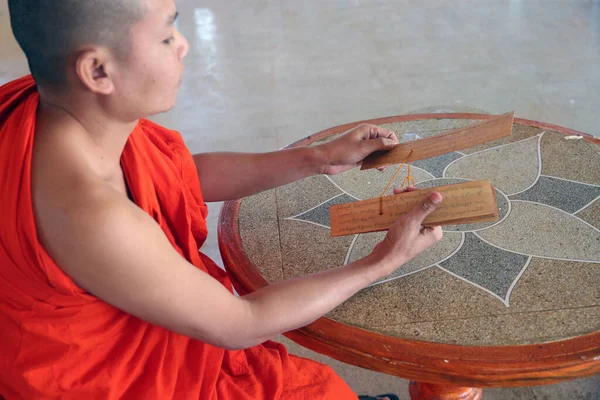 Wat Muang Simuong Tempio Buddista Monaco Che Legge Sutra Tradizionale — Foto Stock