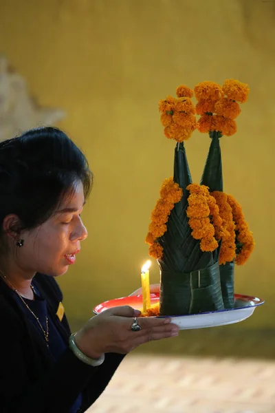 Wat Muang Simuong Templo Budista Ceremonia Budista Adorador Orando Con —  Fotos de Stock