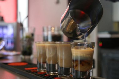 Bar çeşitli kokteyller satıyor. Mutlu yıllar ve içkiler.