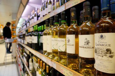 Süpermarket. Şarap reyonu. Süpermarketten alışveriş. Fransa. 