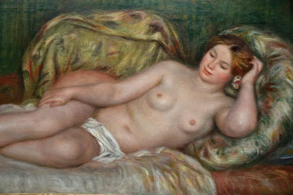 奥赛博物馆Musee Orsay 大裸体 Grand 1907年由Pierre Auguste Renoir创作 — 图库照片
