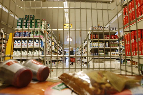 超级市场推车 在超级市场购物 — 图库照片