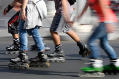 Paris 'te bir grup patenci. Paris mi? Fransa. 