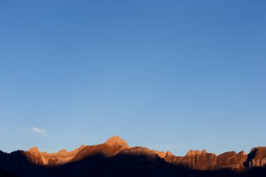 Aravis dağları üzerinde gün doğumu. Fransız Alpleri. Fransa. 