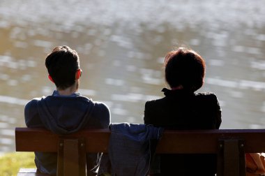 Bankta bir çift. Fransız Alpleri. Fransa. 