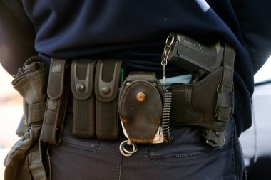 Polis kemeri. Silaha yakın çekim. 