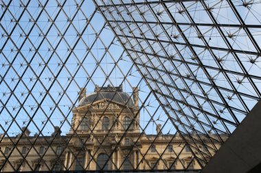 Palais du Louvre Piramidin içinden görülüyor. Paris mi? Fransa. 