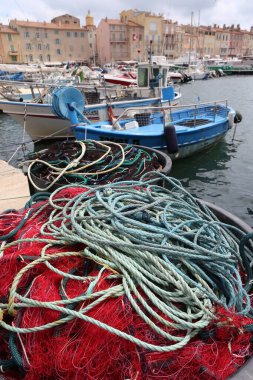 Saint Tropez, ağlar ve balıkçı tekneleri eski limanda. Fransa.