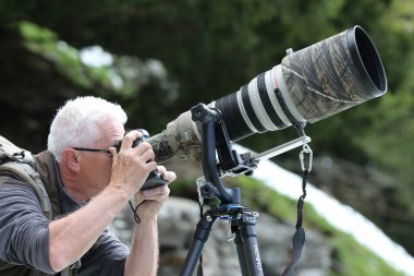 Uzun lens kullanan bir fotoğrafçı. Vahşi yaşam fotoğrafçılığı. 