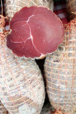 Geleneksel tütsülenmiş jambon. Saint-Gervais-les-Bains. Fransa.