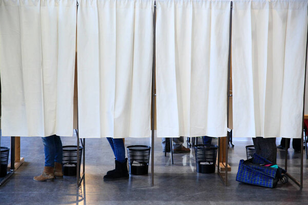 Кабинка для голосования. Французские выборы. Франция. 