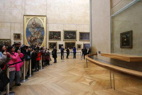 Una Multitud Turistas Fotografiando Retrato Mona Lisa Museo Del Louvre — Foto de Stock
