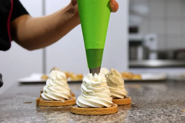 ベイカーはケーキを作ってた パン屋さん フランス — ストック写真