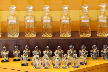 Parfüm dükkanı. Geleneksel Arap parfümü seçimi. Birleşik Arap Emirlikleri.