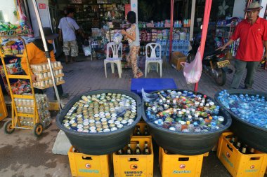 Soğuk içecekler. Bira ve soda. Vientiane. Laos. 