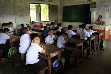 İlkokul. Okullu çocuklar sınıfa. Vang Vieng. Laos. 