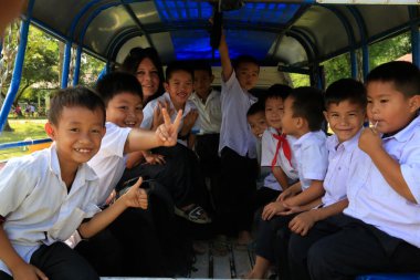 İlkokul. Lao okul çocukları okula gidiyor. Vang Vieng. Laos. 
