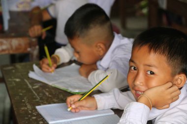 İlkokul. Okullu çocuklar sınıfa. Vang Vieng. Laos. 