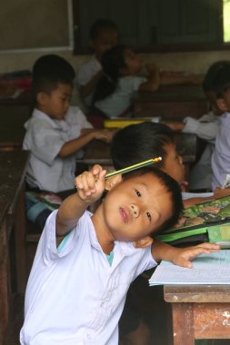 İlkokul. Okullu çocuklar sınıfa. Vang Vieng. Laos. 