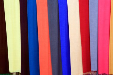 Markette renkli eşarplar. Vang Vieng. Laos. 