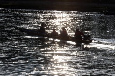 Nam Song Nehri. Uzun kuyruk teknesi. Günbatımı gezisi. Vang Vieng. Laos. 