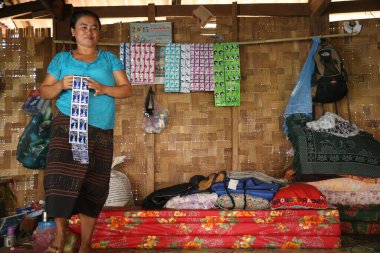 Geleneksel lao köyü. Geleneksel lao köyü. Bambu evindeki küçük dükkan. Laos. 