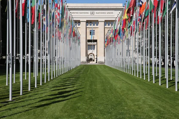 Флаг Выстроил Подход Входу Штаб Квартиру Организации Объединенных Наций Женеве — стоковое фото