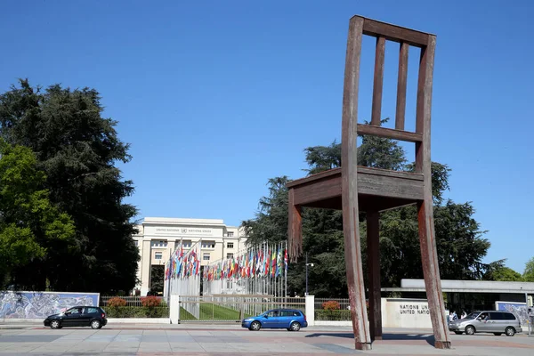 ダニエル バーセットによる壊れた椅子 国連ビルの前の地雷の犠牲者への記念碑 ジュネーヴ スイス — ストック写真
