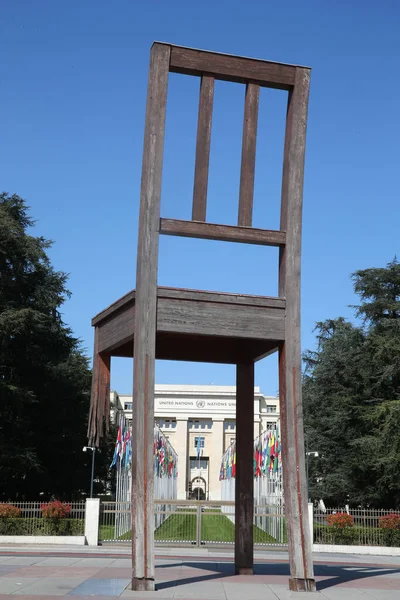 ダニエル バーセットによる壊れた椅子 国連ビルの前の地雷の犠牲者への記念碑 ジュネーヴ スイス — ストック写真